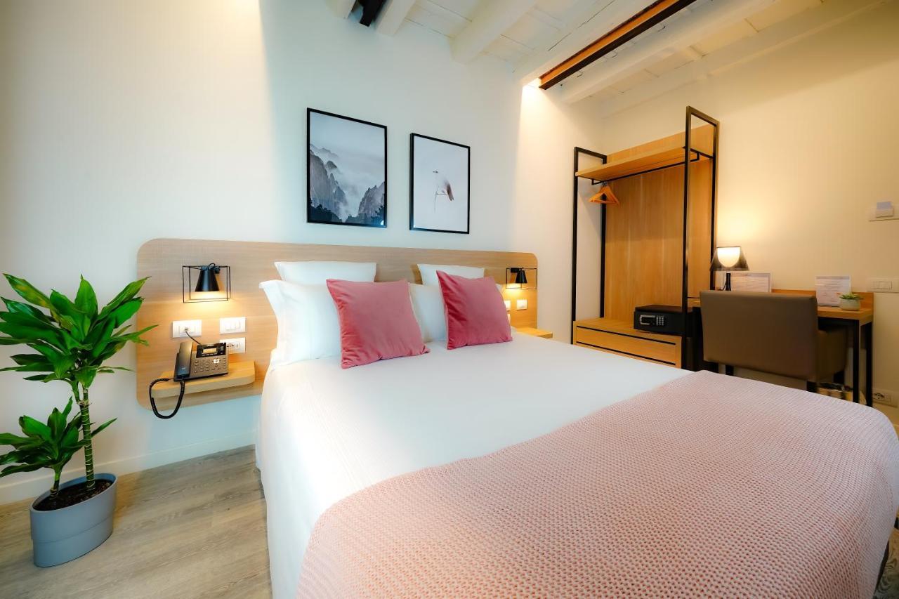 Bergamo Inn 15 Екстер'єр фото A room at the hotel
