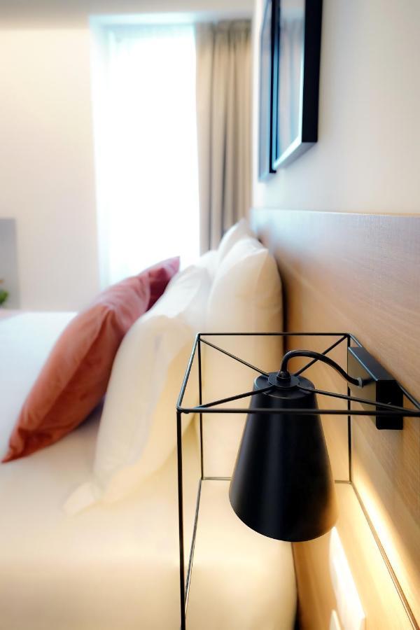 Bergamo Inn 15 Екстер'єр фото A wall-mounted lamp