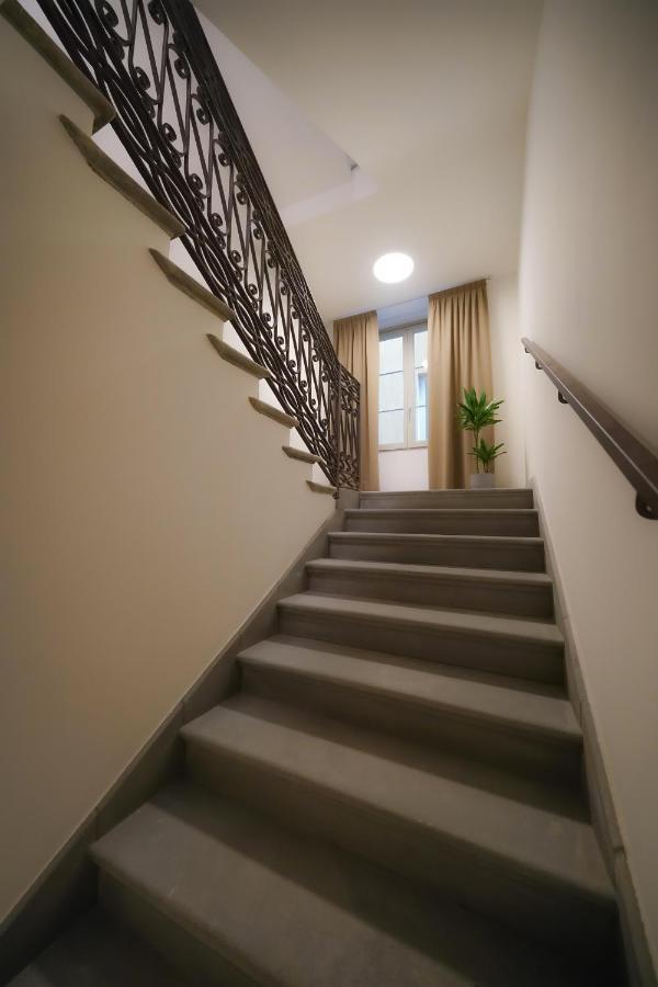 Bergamo Inn 15 Екстер'єр фото Stairs