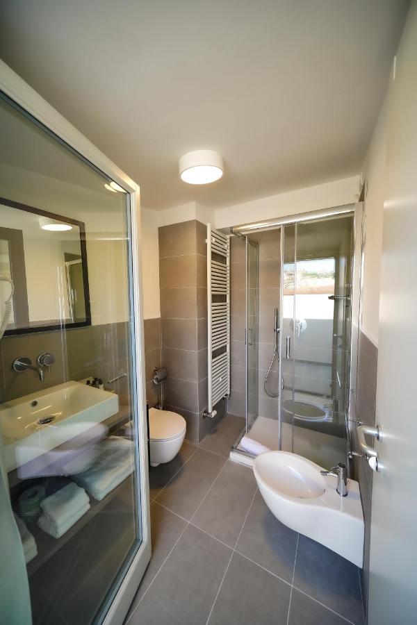 Bergamo Inn 15 Екстер'єр фото A shower enclosure
