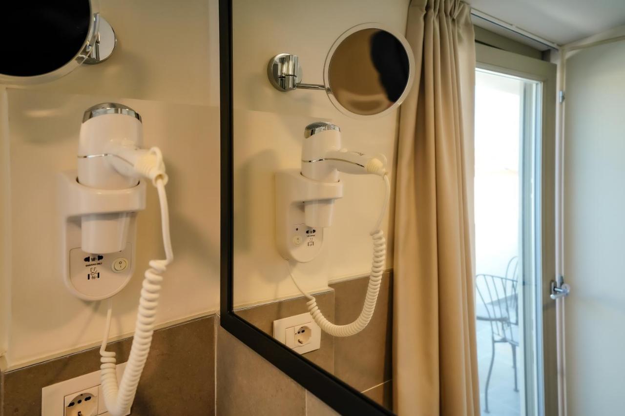Bergamo Inn 15 Екстер'єр фото A wall-mounted hair dryer in a hotel room
