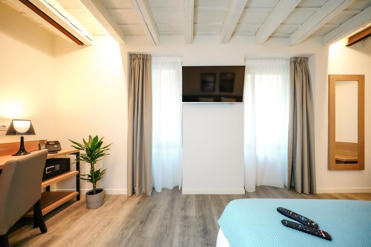 Bergamo Inn 15 Екстер'єр фото A room at the hotel