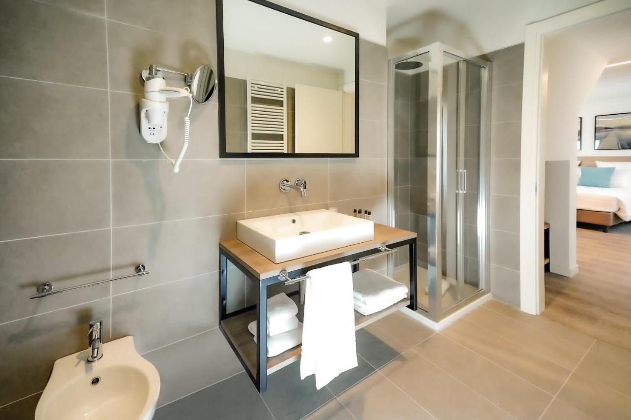 Bergamo Inn 15 Екстер'єр фото Bathroom of a hotel room