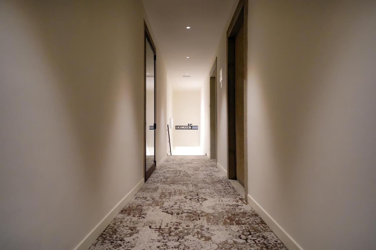 Bergamo Inn 15 Екстер'єр фото A corridor in a hotel