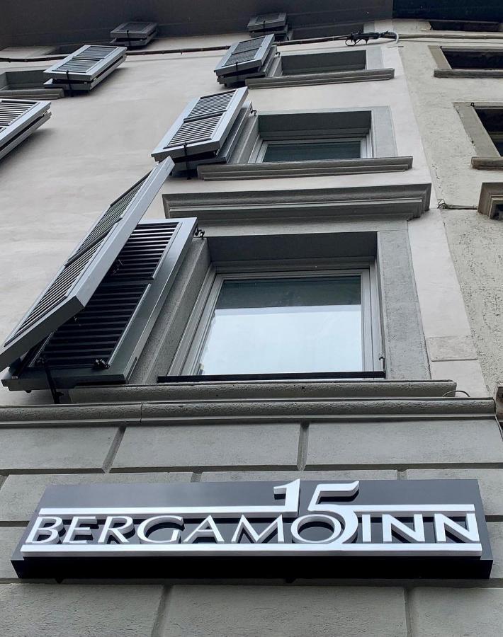 Bergamo Inn 15 Екстер'єр фото A window with a shutter