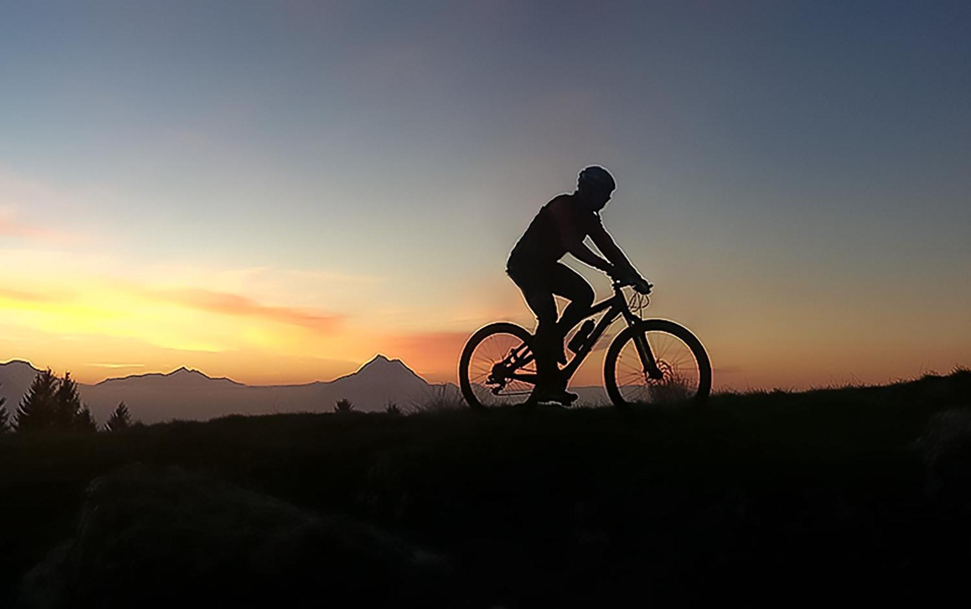 Bergamo Inn 15 Екстер'єр фото Mountain biking at sunset